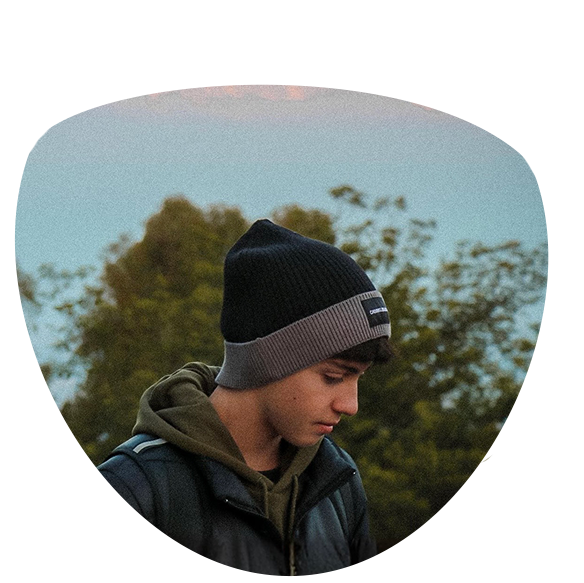 Bernardo Iannini olhando para baixo